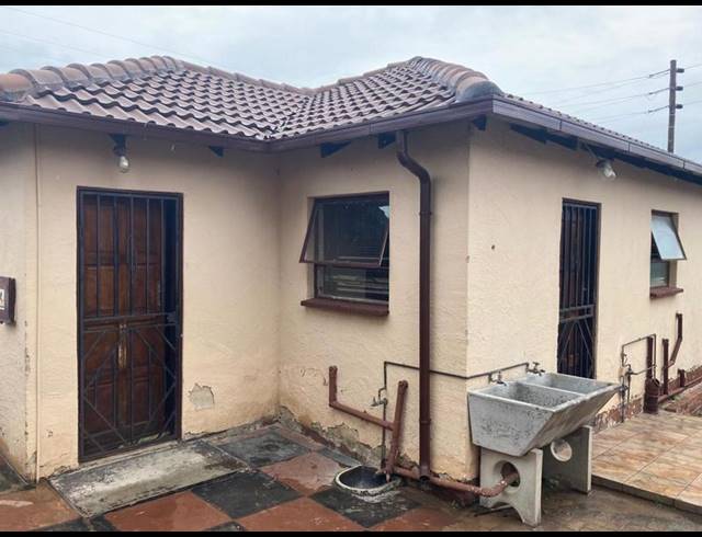 5 BEDROOM HOUSE FOR SALE IN COSMO CITY